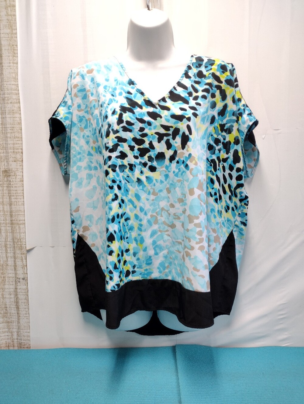 Dana Buchman Aqua Black V-Neck Printed Blouse Tunic - L